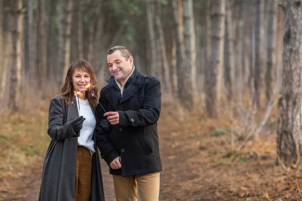 Stilig Man Och Kvinna Varma Kläder Sträcker Händerna Med Brinnande — Stockfoto