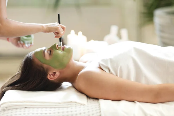 Mulher Relaxada Bonita Com Máscara Argila Verde Salão Spa — Fotografia de Stock