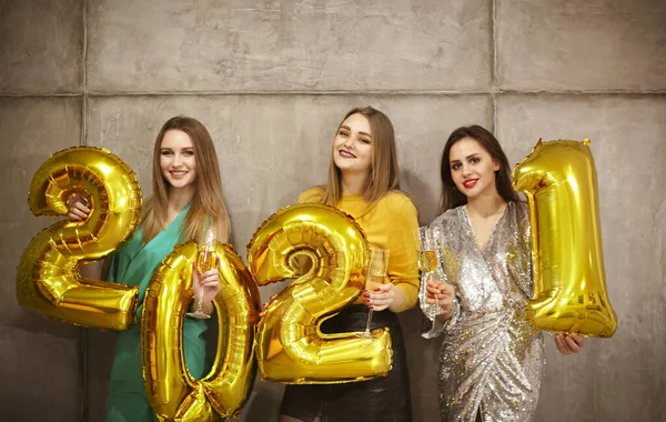 Glamorous Young Females Holding Shiny Golden Balloon Numbers 2021 Smiling — Stock Photo, Image