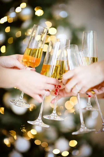シャンパンのグラスをクリックし クリスマスのお祝い中にトーストを提案し 認識できない女性の友人 — ストック写真