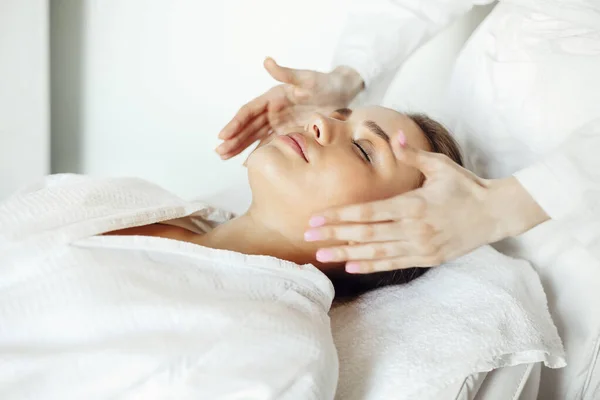 Masseuse Méconnaissable Robe Debout Dans Salon Spa Massage Visage Cliente — Photo