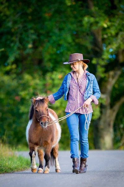 Κορίτσι Δυτικά Ρούχα Περπατά Ένα Άλογο Υπαίθρια Νεαρή Γυναίκα Οδηγεί Royalty Free Εικόνες Αρχείου