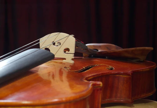 Classico Sfondo Violino Con Tende Rosso Scuro Sfondo Strumento Musicale — Foto Stock