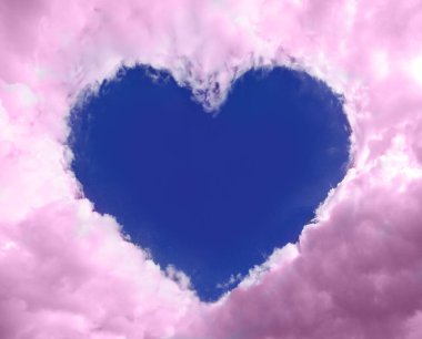 Gökyüzündeki pembe bulutlar kalp şeklinde bir çerçeve oluşturuyor. romantik peri masalı soyut arkaplan