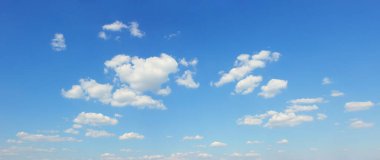 Beyaz bulutlu mavi gökyüzü panoramik fotoğraf