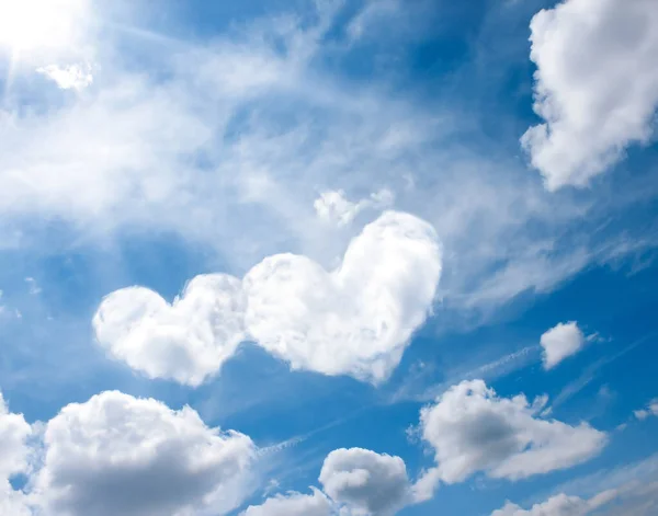 Herz Weiße Wolken Blauen Himmel Lieben Abstrakten Hintergrund Konzept Zur — Stockfoto