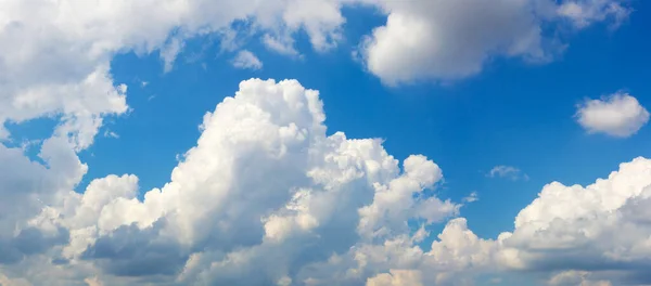 積雲のある抽象的な空 高解像度パノラマ写真 — ストック写真