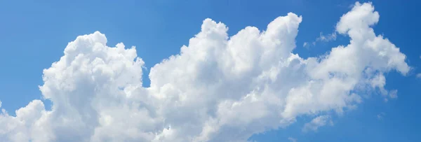 Blauwe Lucht Met Grote Wolken Hoge Resolutie Foto — Stockfoto