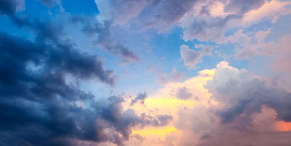 องฟ มไปด วยเมฆพระอาท ภาพความละเอ ยดส — ภาพถ่ายสต็อก