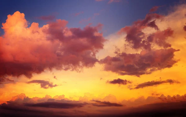 Céu Por Sol Dramático Com Nuvens Alaranjadas Vermelhas Foto Alta — Fotografia de Stock