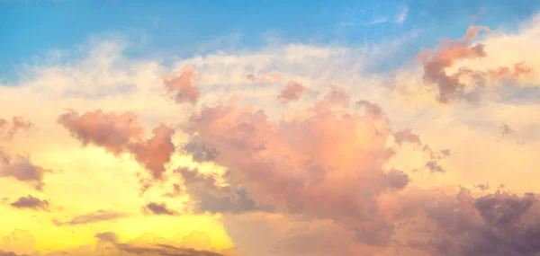 雲のある劇的な夕日の空 高解像度写真 — ストック写真