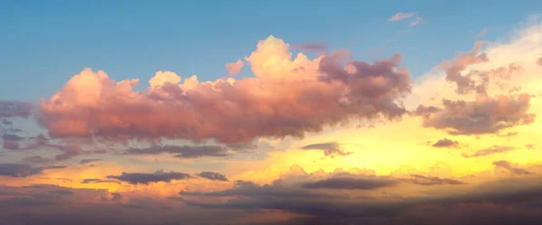 Dramatyczne Niebo Panoramiczne Zachmurzeniami Słońca Wysokiej Rozdzielczości Zdjęcie — Zdjęcie stockowe