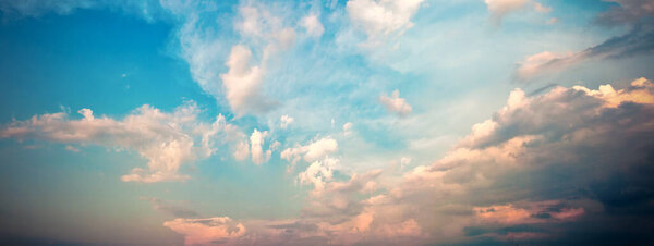 Панорама облаков. драматическое небо заката. фото высокого разрешения