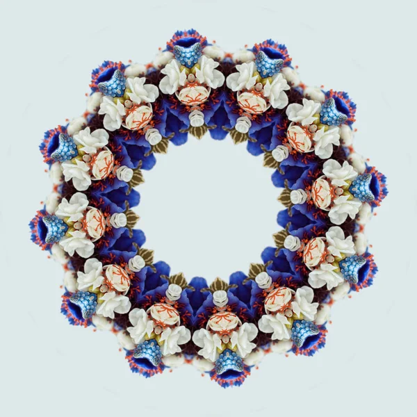 Květinová buketová mandalová izolovaná na bílém pozadí. Efekt kaleidoskopu. — Stock fotografie