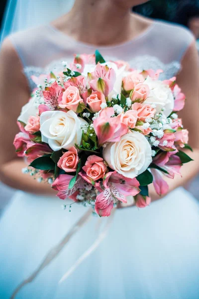 Close up photo of wedding bouquet in bride's hands. — Stock Photo, Image