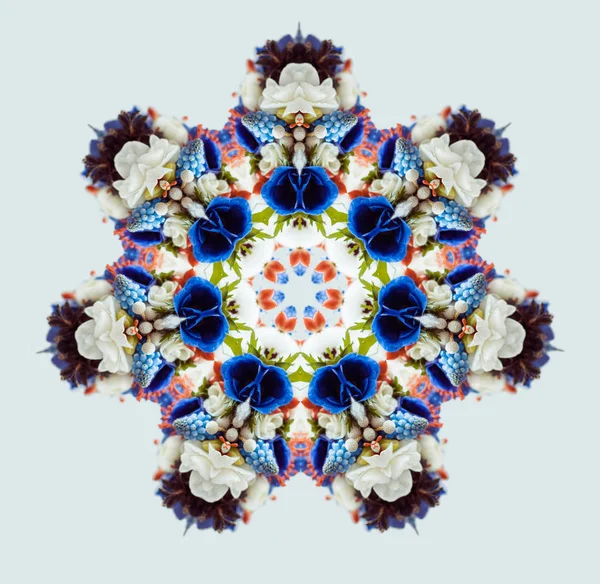 Mandala buquê de flores isolado no fundo branco. Efeito caleidoscópio . — Fotografia de Stock