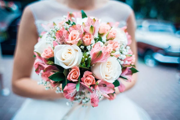 Foto da vicino del bouquet da sposa nelle mani delle spose . — Foto Stock