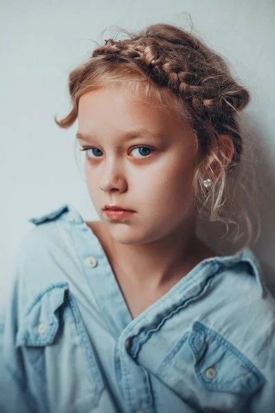 三つ編みの髪型を持つ8歳のロシアの女の子の肖像画。カジュアルスタイル. — ストック写真