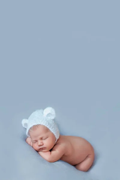 Retrato de bebê recém-nascido dormindo em chapéu de urso com orelhas . — Fotografia de Stock