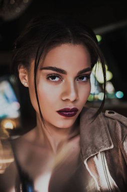 Fransız modelin moda portresi. Genç güzel kadın karışık ırk.