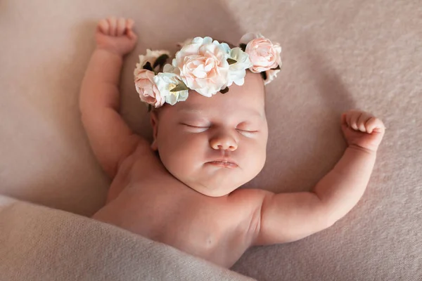 Divertido retrato de linda niña recién nacida durmiendo . — Foto de Stock