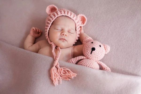 Мила новонароджена дівчинка спить з плюшевим ведмедем . — стокове фото