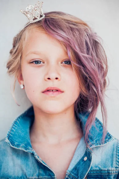 Porträtt av 8 år gammal rysk flicka med färgat hår bär pannband med krona. — Stockfoto