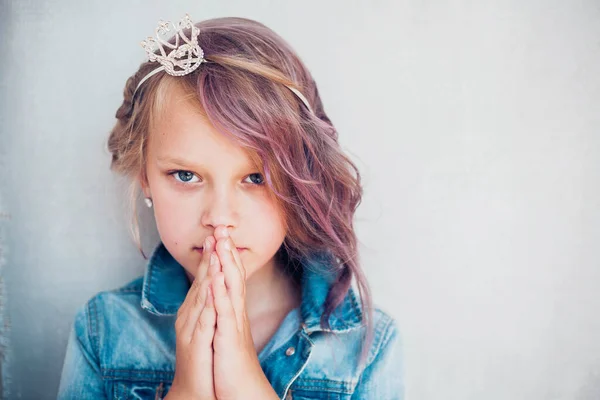 Zbliżenie portret pięknej modlącej się dziewczyny. — Zdjęcie stockowe