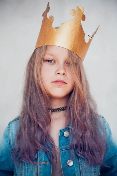 Portret van schoolmeisje met gekleurd haar met gouden kroon. — Stockfoto