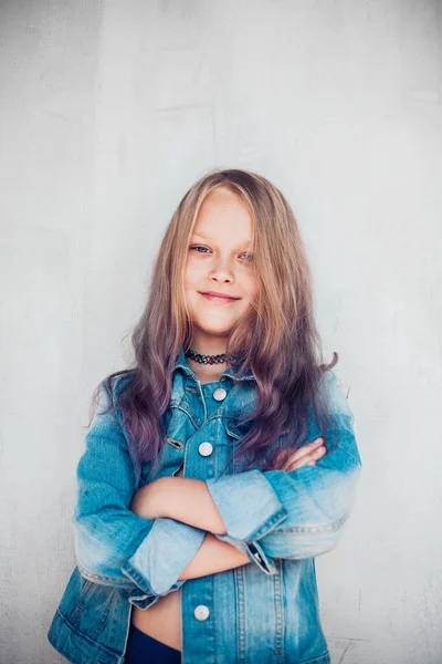 Portret van een lachend schoolmeisje met lang gekleurd haar. Vertrouwen en leiderschap. — Stockfoto