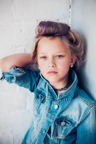 Fashion portret van 8 jaar oud russisch meisje met gekleurde lila haar. — Stockfoto