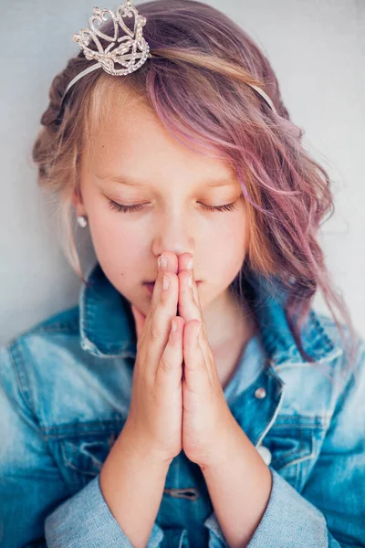 Close-up portret van mooi biddend meisje met gesloten ogen. — Stockfoto