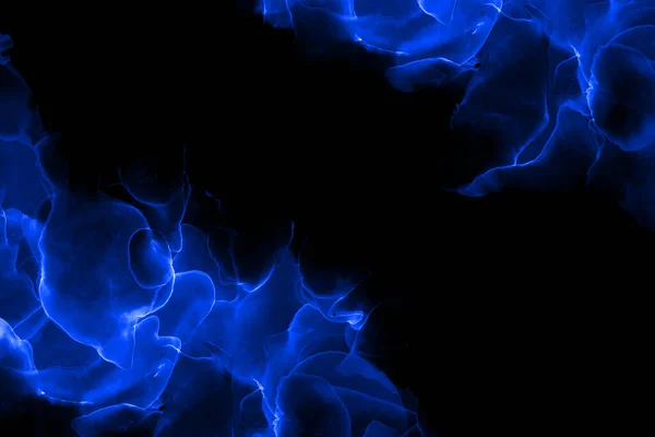 Abstrakt illustration med blå gas eld låga över svart bakgrund. Mystisk gräns med kopieringsutrymme. Stockbild