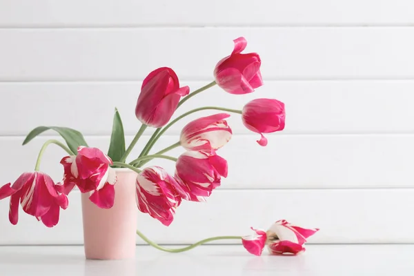 Tulipes Roses Dans Vase Sur Fond Blanc Bois — Photo