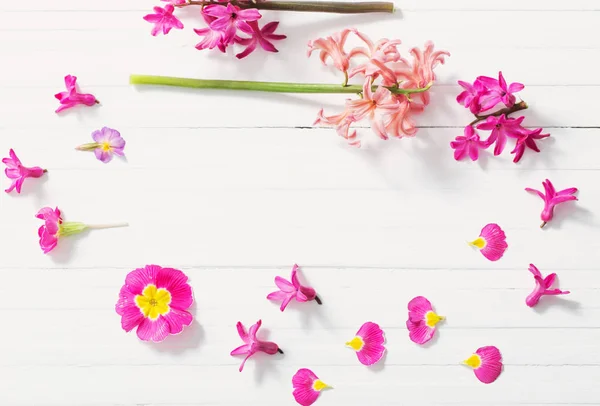 白い木製の背景のピンクの春の花 — ストック写真