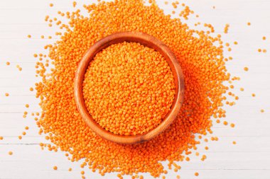 Beyaz ahşap zemin üzerinde mercimek