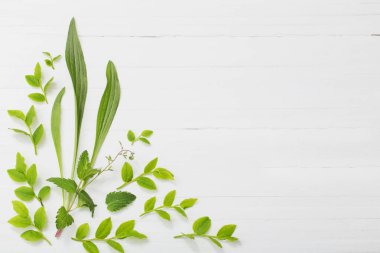 çiçek desenli beyaz ahşap zemin üzerinde