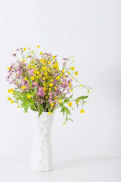 白い背景の上の花瓶に夏の花 — ストック写真