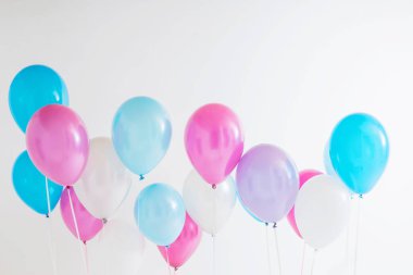 Beyaz arkaplanda balonlar
