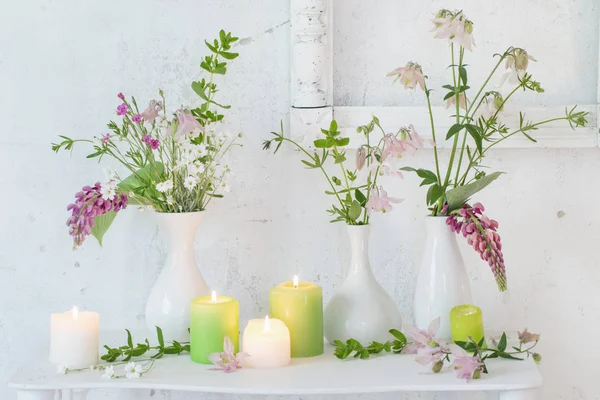 Interior Vintage Blanco Con Flores Velas —  Fotos de Stock