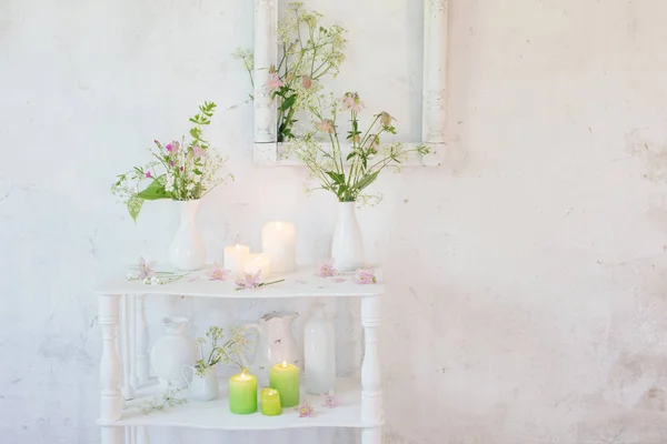 Interior Vintage Blanco Con Flores Velas —  Fotos de Stock