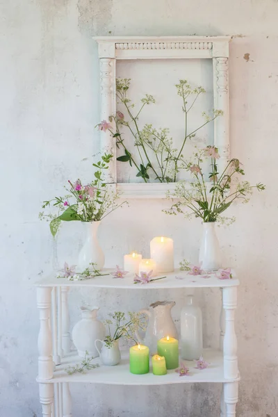 Interno Bianco Vintage Con Fiori Candele — Foto Stock