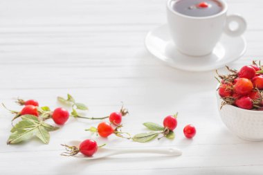 çay bir dogrose ahşap arka plan üzerinde çilek ile