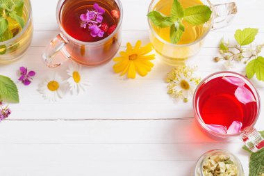 Beyaz bir arka plan üzerinde bardak bitkisel çay