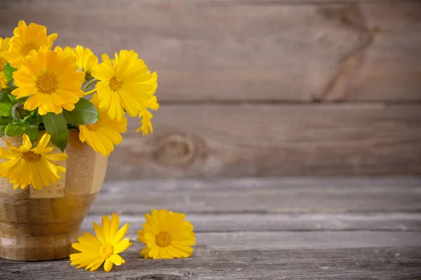 Calendula Kwiaty Ciemnym Starym Drewnianym Tle — Zdjęcie stockowe