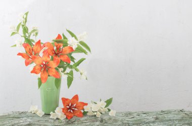 Beyaz arka plan üzerinde vazoda turuncu lily