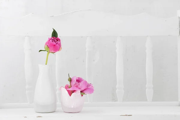 Flores Vaso Prateleira Madeira Branca — Fotografia de Stock