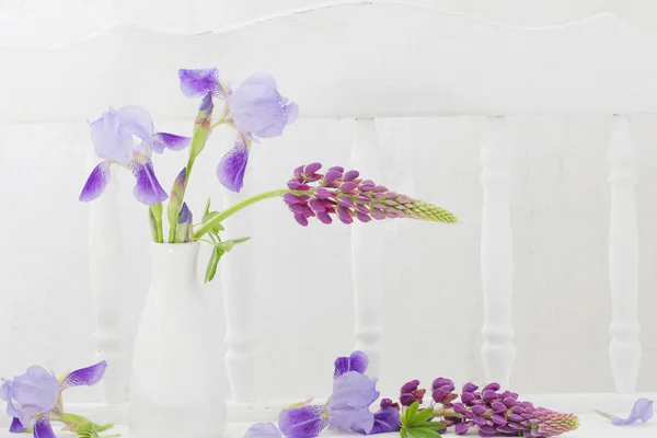 白い木製の棚の上に花瓶の青い花 — ストック写真