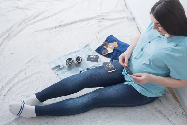 幸せ妊婦の床 — ストック写真