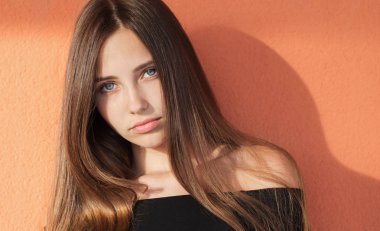 turuncu arka plan duvar güzel kız